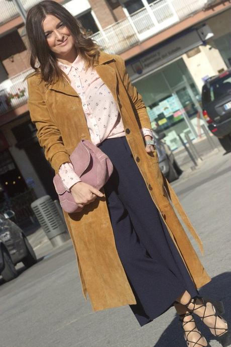 Con culottes y gabardina de ante