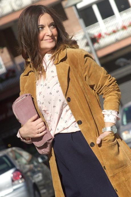 Con culottes y gabardina de ante