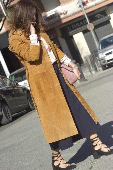 Con culottes y gabardina de ante