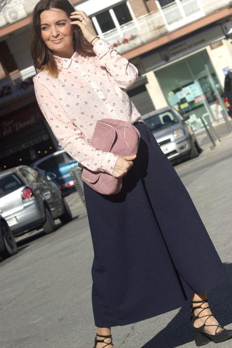 Con culottes y gabardina de ante