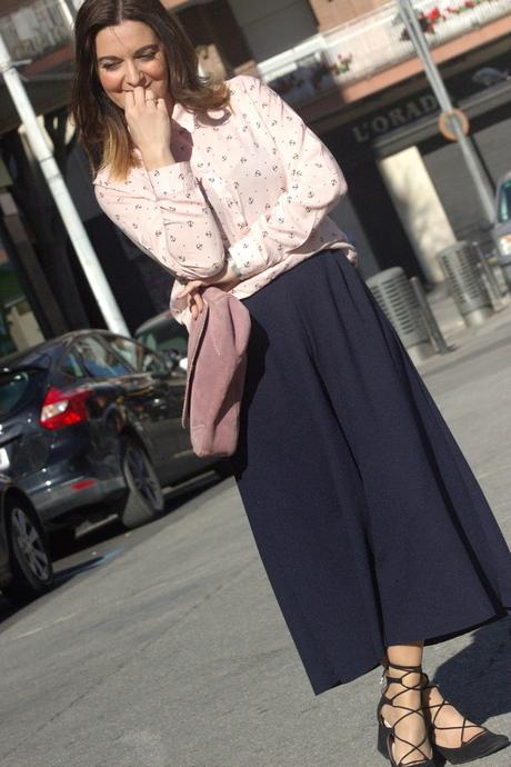 Con culottes y gabardina de ante