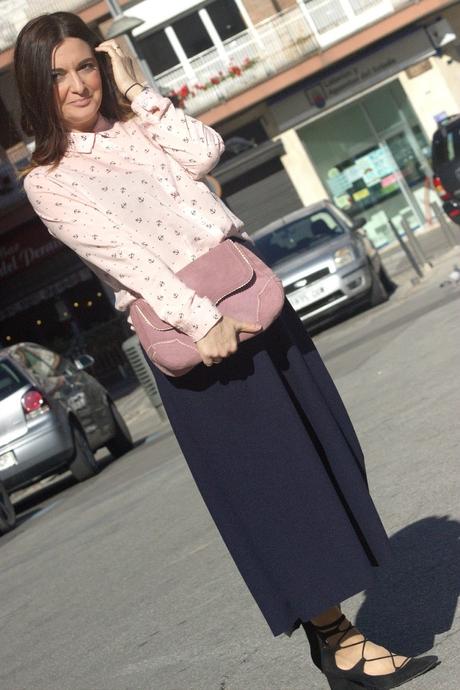 Con culottes y gabardina de ante