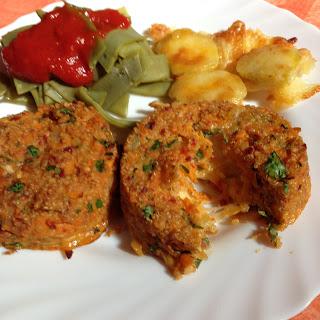 Hamburguesas de quinoa y paté de tomates secos rellenas de mozzarella