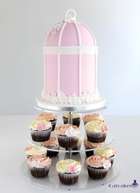 Tarta jaula y cupcakes