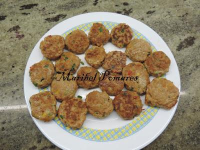 Mini hamburguesas con patatas asadas en gajos.