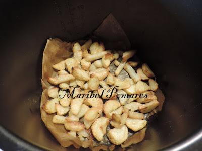 Mini hamburguesas con patatas asadas en gajos.