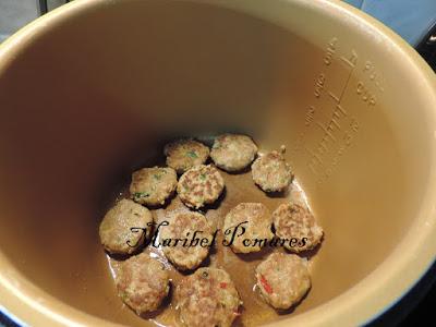 Mini hamburguesas con patatas asadas en gajos.