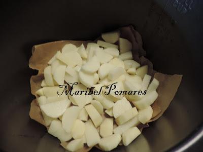 Mini hamburguesas con patatas asadas en gajos.