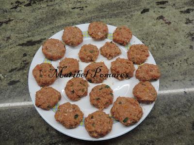 Mini hamburguesas con patatas asadas en gajos.