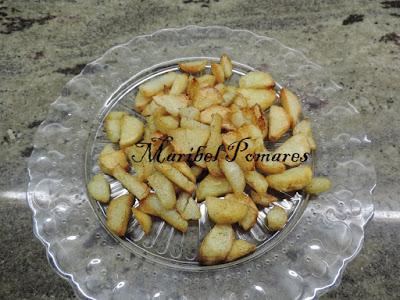 Mini hamburguesas con patatas asadas en gajos.