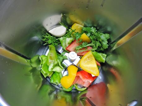 Mini hamburguesas con patatas asadas en gajos.