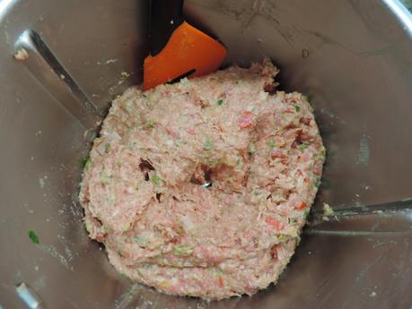 Mini hamburguesas con patatas asadas en gajos.