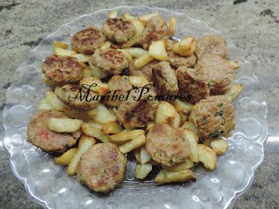 Mini hamburguesas con patatas asadas en gajos.