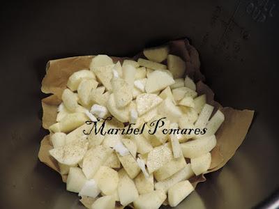 Mini hamburguesas con patatas asadas en gajos.