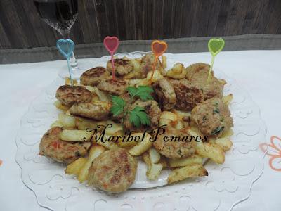 Mini hamburguesas con patatas asadas en gajos.