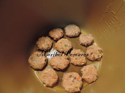 Mini hamburguesas con patatas asadas en gajos.