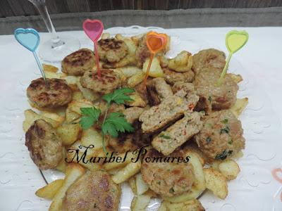 Mini hamburguesas con patatas asadas en gajos.