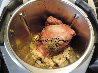 Mini hamburguesas con patatas asadas en gajos.