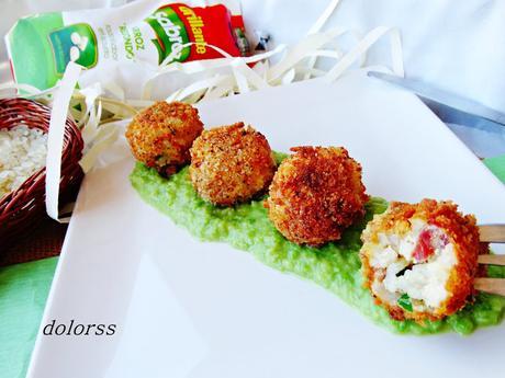 Croquetas de arroz con jamón y queso sobre lecho de guisantes