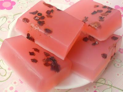 Aprende a elaborar los jabones artesanales con pétalo de rosas