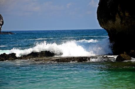 Rompiendo olas contra las rocas