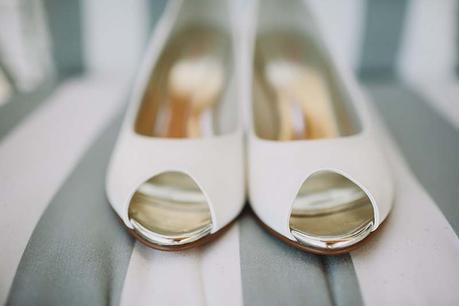 Una boda en la Costa Brava zapatos novia sencilla www.bodasdecuento.com