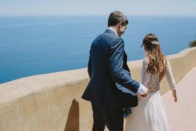 Una boda en la Costa Brava novios junto al mar www.bodasdecuento.com