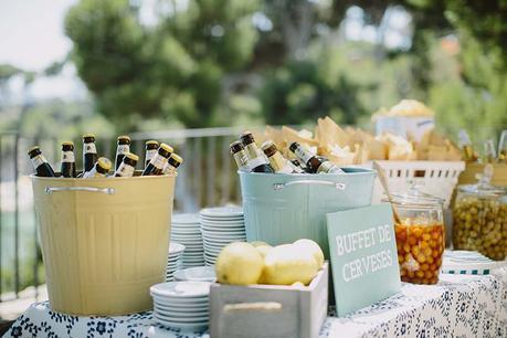 Una boda en la Costa Brava buffet cervezas boda mediterranea www.bodasdecuento.com