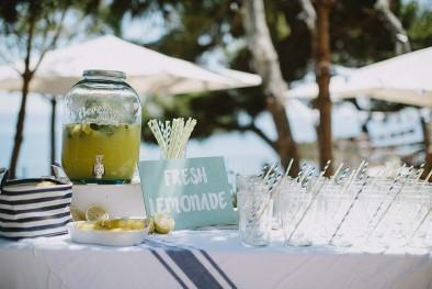 Una boda en la Costa Brava mesa limonada boda www.bodasdecuento.com