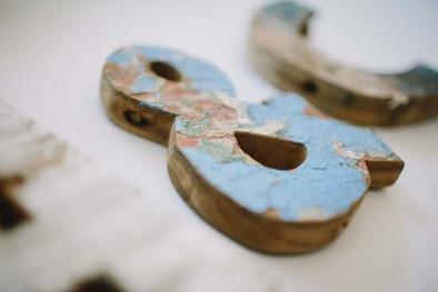 Una boda en la Costa Brava letra madera barco www.bodasdecuento.com