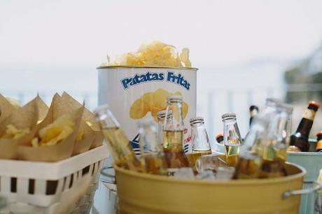 Una boda en la Costa Brava buffet cervezas y patatas boda www.bodasdecuento.com