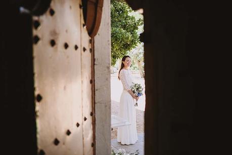 Una boda en la Costa Brava vestido novia estilo mediterraneo www.bodasdecuento.com