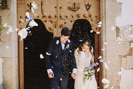 Una boda en la Costa Brava novios salida iglesia www.bodasdecuento.com
