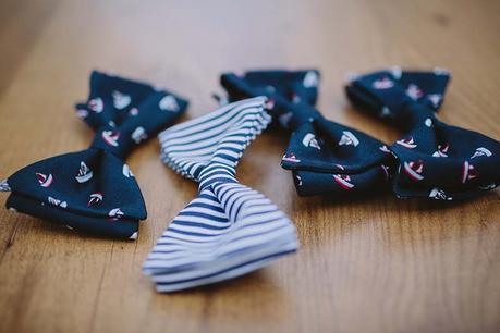 Una boda en la Costa Brava regalo invitados chico pajarita www.bodasdecuento.com