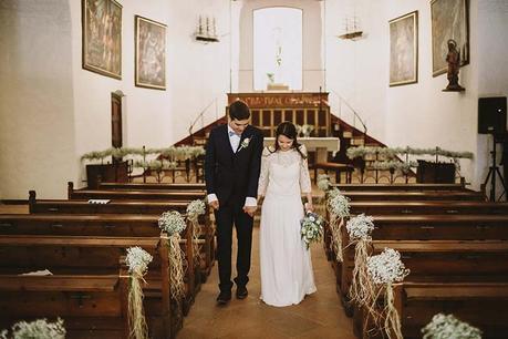 Una boda en la Costa Brava novios salida iglesia www.bodasdecuento.com