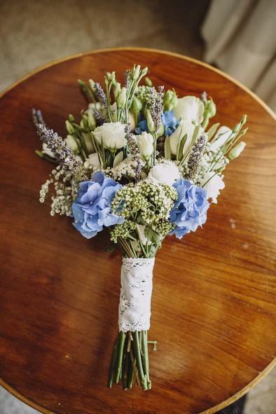 Una boda en la Costa Brava ramo novia azul www.bodasdecuento.com