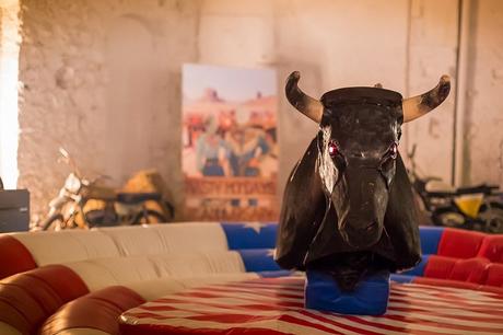 Toro mecánico en el Nasty Garage