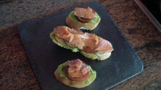 TOSTA DE GUACAMOLE, QUESO, TOMATE Y SALMÓN