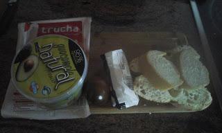 TOSTA DE GUACAMOLE, QUESO, TOMATE Y SALMÓN