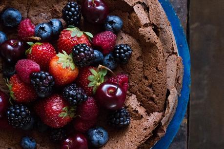 TORTA DE CHOCOLATE SIN HARINA CON FRUTOS ROJOS Y SALSA DE CARAMELO Y CUMPLEBLOG