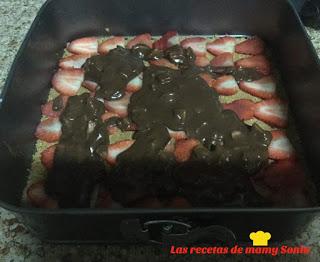 TARTA DE GALLETAS CON CHOCOLATE Y FRESAS EN THERMOMIX