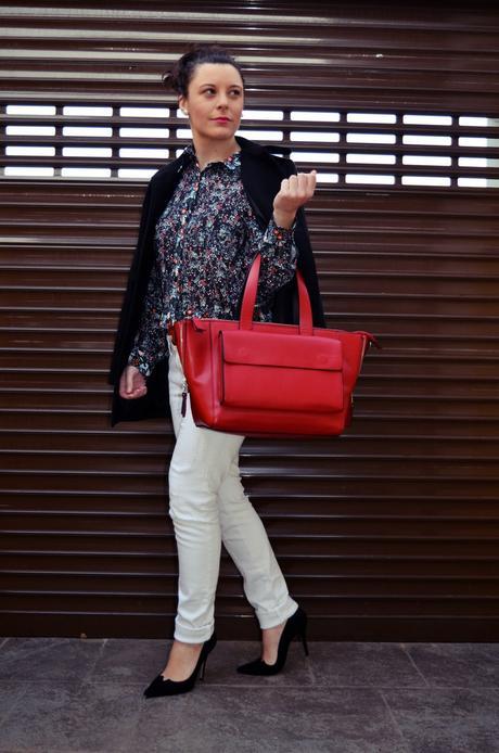 Camisa de flores y bolso rojo_Outfit_Mivestidoazul (1)