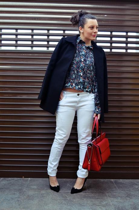 Camisa de flores y bolso rojo_Outfit_Mivestidoazul (3)