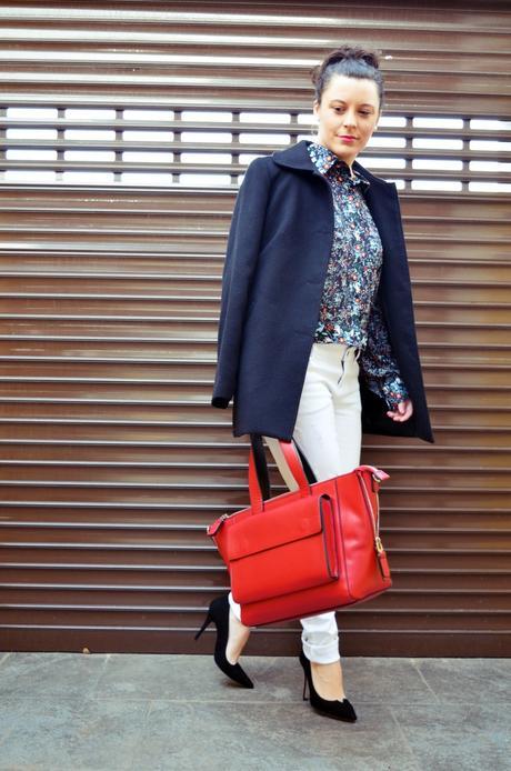 Camisa de flores y bolso rojo_Outfit_Mivestidoazul (5)