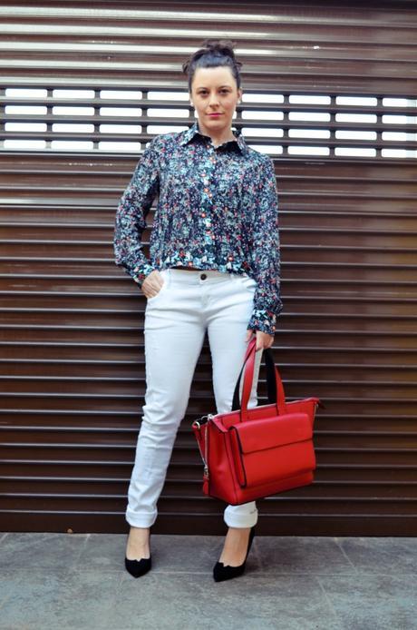 Camisa de flores y bolso rojo_Outfit_Mivestidoazul (7)