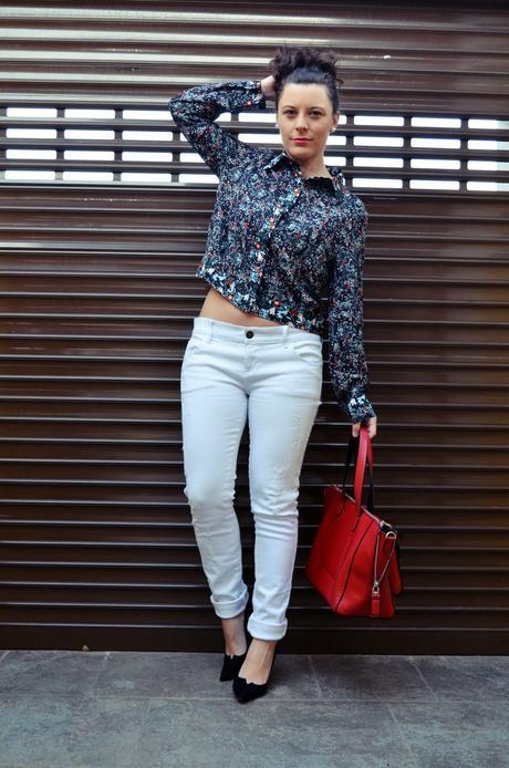 Camisa de flores y bolso rojo_Outfit_Mivestidoazul (8)