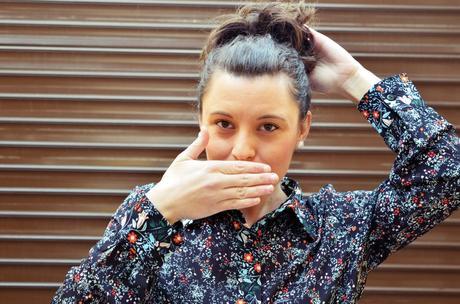 Camisa de flores y bolso rojo_Outfit_Mivestidoazul (15)