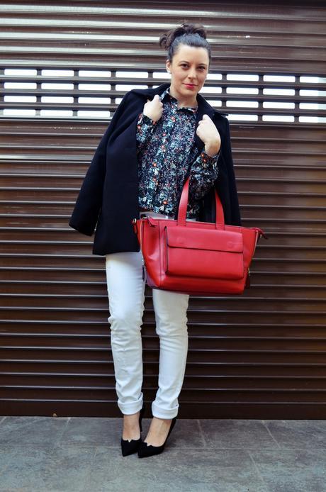 Camisa de flores y bolso rojo_Outfit_Mivestidoazul (2)