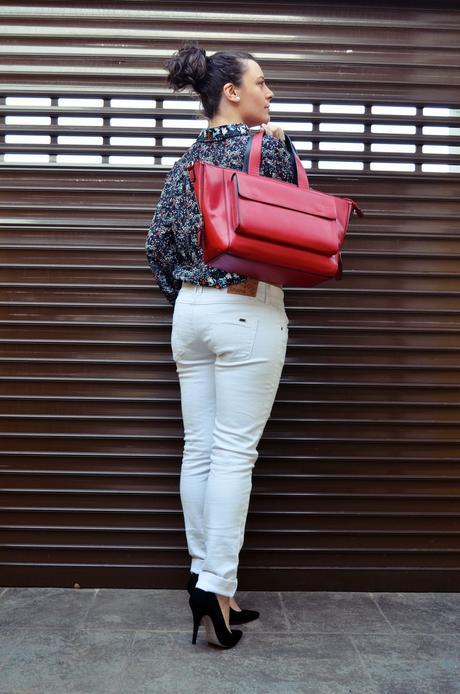 Camisa de flores y bolso rojo_Outfit_Mivestidoazul (11)