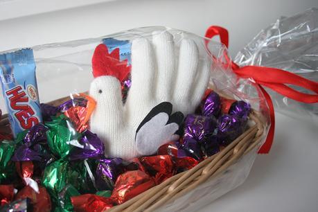 Diy cesta de dulces con gallina guante